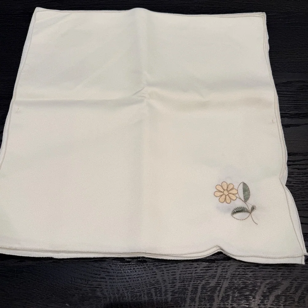 Napkin‎  Cream Embroidered Daisy and Jacquard Rings Set of 8 Napkings 7rins